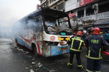 İtfaiyecilerin, 19 Aralık 2023 'te Bangladeş' in Dhaka kentindeki grev sırasında bir otobüsü söndürdükleri iddia ediliyor. Ana Muhalefet Bangladeş Milliyetçi Partisi (BNP) ve Müttefik Partileri, ülke çapında baskı uygulamak için yeni bir grev çağrısında bulundu