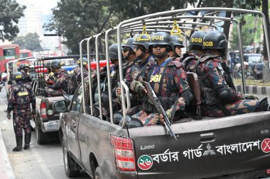 Bangladeş Sınır Koruma Teşkilatı (BGB) üyeleri, 29 Aralık 2023 tarihinde Bangladeş 'in Dhaka kentinde yapılacak 12. Seçim güvenlik görevleri, barışçıl bir atmosfer ve hukukun ve düzenin korunmasına yardımcı olmaya başladı