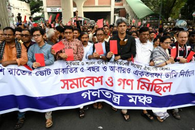 Sol Parti İttifakı 'nın eylemcileri' Ganatantra Mancha '30 Aralık 2023 tarihinde Bangladeş' in Dhaka kentinde yapılacak 2024 genel seçimlerini protesto etmek için düzenlenen mitingde kırmızı kart kullandılar.. 