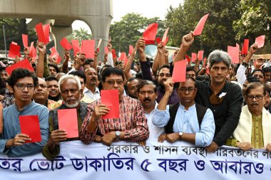 Sol Parti İttifakı 'nın eylemcileri' Ganatantra Mancha '30 Aralık 2023 tarihinde Bangladeş' in Dhaka kentinde yapılacak 2024 genel seçimlerini protesto etmek için düzenlenen mitingde kırmızı kart kullandılar.. 