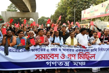 Sol Parti İttifakı 'nın eylemcileri' Ganatantra Mancha '30 Aralık 2023 tarihinde Bangladeş' in Dhaka kentinde yapılacak 2024 genel seçimlerini protesto etmek için düzenlenen mitingde kırmızı kart kullandılar.. 