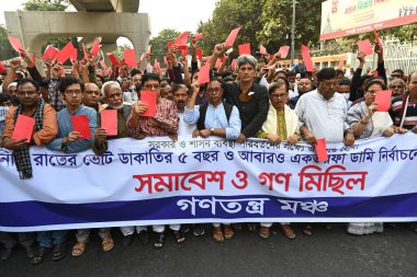 Sol Parti İttifakı 'nın eylemcileri' Ganatantra Mancha '30 Aralık 2023 tarihinde Bangladeş' in Dhaka kentinde yapılacak 2024 genel seçimlerini protesto etmek için düzenlenen mitingde kırmızı kart kullandılar.. 