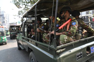 Bangladeş ordu askerleri Bangladeş 'in Dhaka şehrinde 6 Ocak 2024 tarihinde, Bangladeş' teki genel seçimlerin arifesinde devriye geziyor.