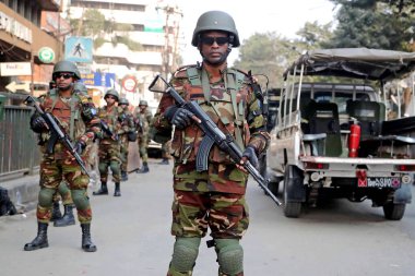 Bangladeş ordusu askerleri Bangladeş 'te 6 Ocak 2024' te Bangladeş genel seçimlerinin arifesinde Dhaka, Bangladeş 'te devriye gezerken nöbet tutuyor.