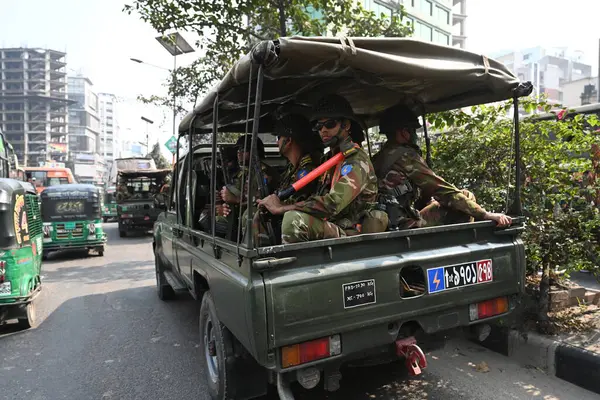 Bangladeş ordu askerleri Bangladeş 'in Dhaka şehrinde 6 Ocak 2024 tarihinde, Bangladeş' teki genel seçimlerin arifesinde devriye geziyor.