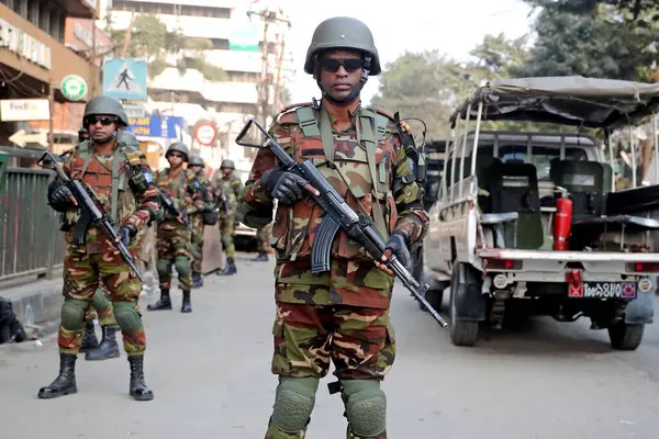 Soldados Del Ejército Bangladesh Hacen Guardia Calle Durante Patrulla Daca Imágenes de stock libres de derechos