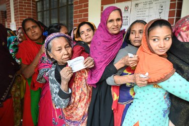 Kadın seçmenler 7 Ocak 2024 'te Bangladeş' in Dhaka kentindeki 12. Genel Seçim günü boyunca sandık merkezinde oy kullanmak için bekliyorlar..