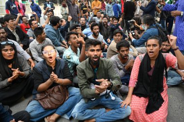 Muhalefetteki siyasi partiler ittifakı Ganatantra Mancha 'nın eylemcileri, 7 Ocak 2024' te Bangladeş 'in Dhaka kentinde yapılan genel seçimlere karşı düzenlenen bir protesto sırasında pankart tutuyorlar..