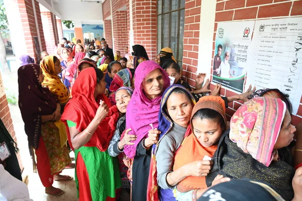 stock image Women voters are waiting for casts their vote in a queue in a polling station during the 12th general election day in Dhaka, Bangladesh, on January 7, 2024.