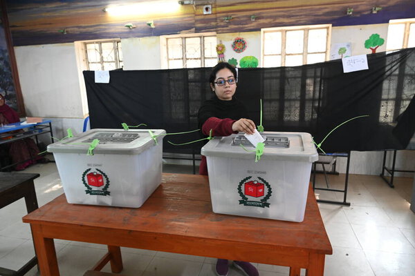 Женщина отдает свой бюллетень для голосования на избирательном участке во время всеобщих выборов в Бангладеш в Дакке, Бангладеш, 7 января 2024 года