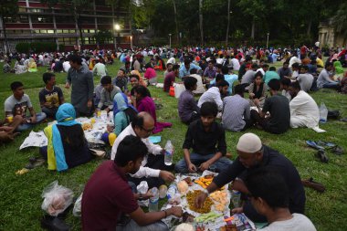 Bangladeşli Müslümanlar, Bangladeş 'teki Dhaka Dhaka Üniversitesi Öğrenci Merkezi' nde Ramazan 'ın kutsal ayında oruç tutuyor. Haziran 04, 2017