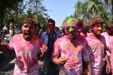 Bangladeşli öğrenciler, 13 Mart 2017 'de Dhaka Üniversitesi Güzel Sanatlar Enstitüsü' nde düzenlenen Holi kutlamaları sırasında renkli toz attılar. Holi festivali baharın başlangıcını kutlamak için kutlanır..