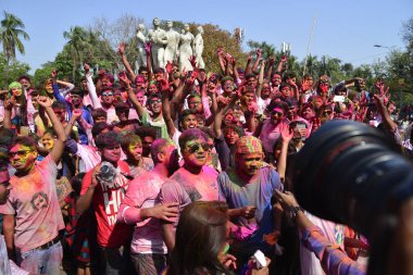 Bangladeşli öğrenciler, 13 Mart 2017 'de Dhaka Üniversitesi Güzel Sanatlar Enstitüsü' nde düzenlenen Holi kutlamaları sırasında renkli toz attılar. Holi festivali baharın başlangıcını kutlamak için kutlanır..