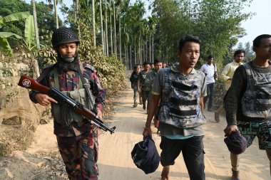 Bangladeş Sınır Muhafız Teşkilatı (BGB) personeli, Myanmar Sınır Koruma Polisi (BGP) ve Bangladeş 'in Ukhia bölgesindeki Bangladeş-Myanmar sınırında sığınma talebinde bulunan güvenlik personelini 6 Şubat 2024' te gözaltına aldı.. 