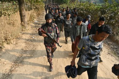 Bangladeş Sınır Muhafız Teşkilatı (BGB) personeli, Myanmar Sınır Koruma Polisi (BGP) ve Bangladeş 'in Ukhia bölgesindeki Bangladeş-Myanmar sınırında sığınma talebinde bulunan güvenlik personelini 6 Şubat 2024' te gözaltına aldı.. 