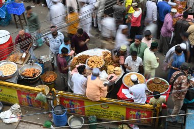Sokak satıcısı, 12 Mart 2024 'te Bangladeş' in Dhaka kentindeki geleneksel iftar pazarında kutsal Ramazan ayı gündüz orucunu kırmak için iftar yiyeceği satıyor.