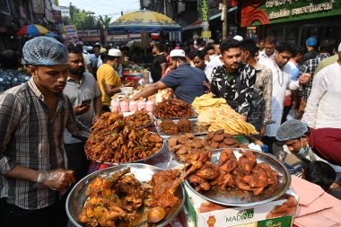 Sokak satıcısı, 12 Mart 2024 'te Bangladeş' in Dhaka kentindeki geleneksel iftar pazarında kutsal Ramazan ayı gündüz orucunu kırmak için iftar yiyeceği satıyor.