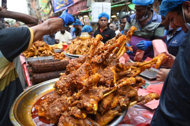 Sokak satıcısı, 12 Mart 2024 'te Bangladeş' in Dhaka kentindeki geleneksel iftar pazarında kutsal Ramazan ayı gündüz orucunu kırmak için iftar yiyeceği satıyor.