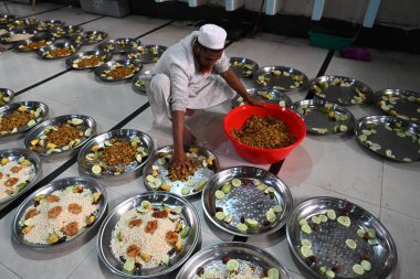 Gönüllüler, Bangladeş 'in Dhaka kentindeki Baitul Mukarram Ulusal Camii' nde 13 Mart 2024 'te kutsal Ramazan ayında oruç tutmadan önce Müslüman dindarlar için iftar yemeği hazırlıyorlar.