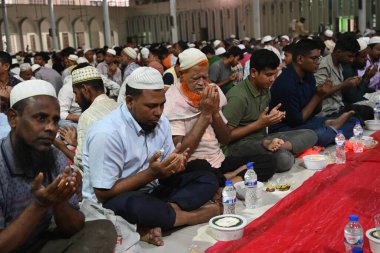 Müslümanlar, 13 Mart 202 'de Bangladeş' in Dhaka kentindeki Baitul Mukarram Ulusal Camii 'nde Ramazan ayı boyunca oruç tutmadan önce birlikte otururlar.