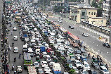 Bangladeşliler, 18 Mart 2024 'te Bangladeş' in Dhaka kentindeki kutsal Ramazan ayı boyunca trafik sıkışıklığında otururken, yoğun Dhaka 'daki trafik sıkışıklığı, işçiler evlerine gidebilsin diye ofis saatleri boyunca daha da kötüleşti.