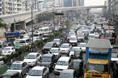 Dhaka 'da Ramazan ayının kutsal aylarında trafik sıkışıklığında oturanlar, 18 Mart 2024' te yoğun Dhaka 'da trafik sıkışıklığı daha da kötüleşirken ofis saatleri değişirken işçiler eve erken gelip oruç tutabiliyorlar.. 