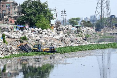 Plastik atıklar 23 Mart 2024 'te Dhaka, Bangladeş' teki kirlenmiş Buriganga Nehri 'nde görülür. Bangladeş 'in, sanayi ve insan atıklarının yaygın şekilde boşaltılması nedeniyle dünyadaki ilk 20 plastik kirletici arasında 10. sırada yer aldığı bildiriliyor..