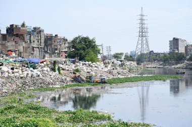 Plastik atıklar 23 Mart 2024 'te Dhaka, Bangladeş' teki kirlenmiş Buriganga Nehri 'nde görülür. Bangladeş 'in, sanayi ve insan atıklarının yaygın şekilde boşaltılması nedeniyle dünyadaki ilk 20 plastik kirletici arasında 10. sırada yer aldığı bildiriliyor..