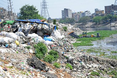 Plastik atıklar 23 Mart 2024 'te Dhaka, Bangladeş' teki kirlenmiş Buriganga Nehri 'nde görülür. Bangladeş 'in, sanayi ve insan atıklarının yaygın şekilde boşaltılması nedeniyle dünyadaki ilk 20 plastik kirletici arasında 10. sırada yer aldığı bildiriliyor..