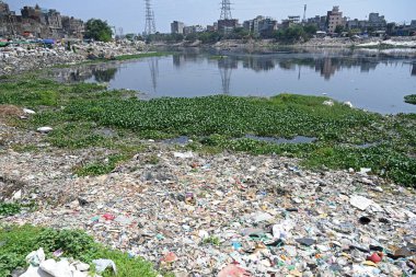Plastik atıklar 23 Mart 2024 'te Dhaka, Bangladeş' teki kirlenmiş Buriganga Nehri 'nde görülür. Bangladeş 'in, sanayi ve insan atıklarının yaygın şekilde boşaltılması nedeniyle dünyadaki ilk 20 plastik kirletici arasında 10. sırada yer aldığı bildiriliyor..