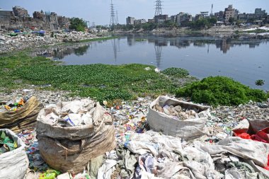 Plastik atıklar 23 Mart 2024 'te Dhaka, Bangladeş' teki kirlenmiş Buriganga Nehri 'nde görülür. Bangladeş 'in, sanayi ve insan atıklarının yaygın şekilde boşaltılması nedeniyle dünyadaki ilk 20 plastik kirletici arasında 10. sırada yer aldığı bildiriliyor..