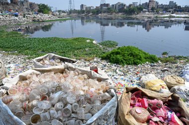 Plastik atıklar 23 Mart 2024 'te Dhaka, Bangladeş' teki kirlenmiş Buriganga Nehri 'nde görülür. Bangladeş 'in, sanayi ve insan atıklarının yaygın şekilde boşaltılması nedeniyle dünyadaki ilk 20 plastik kirletici arasında 10. sırada yer aldığı bildiriliyor..