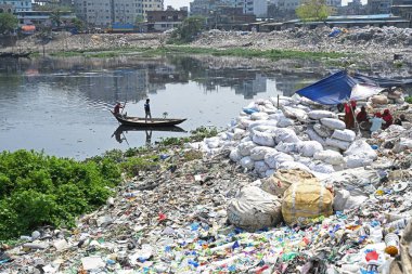 Plastik atıklar 23 Mart 2024 'te Dhaka, Bangladeş' teki kirlenmiş Buriganga Nehri 'nde görülür. Bangladeş 'in, sanayi ve insan atıklarının yaygın şekilde boşaltılması nedeniyle dünyadaki ilk 20 plastik kirletici arasında 10. sırada yer aldığı bildiriliyor..