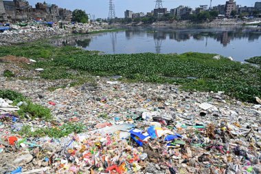 Plastik atıklar 23 Mart 2024 'te Dhaka, Bangladeş' teki kirlenmiş Buriganga Nehri 'nde görülür. Bangladeş 'in, sanayi ve insan atıklarının yaygın şekilde boşaltılması nedeniyle dünyadaki ilk 20 plastik kirletici arasında 10. sırada yer aldığı bildiriliyor..