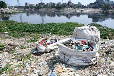 Plastik atıklar 23 Mart 2024 'te Dhaka, Bangladeş' teki kirlenmiş Buriganga Nehri 'nde görülür. Bangladeş 'in, sanayi ve insan atıklarının yaygın şekilde boşaltılması nedeniyle dünyadaki ilk 20 plastik kirletici arasında 10. sırada yer aldığı bildiriliyor..
