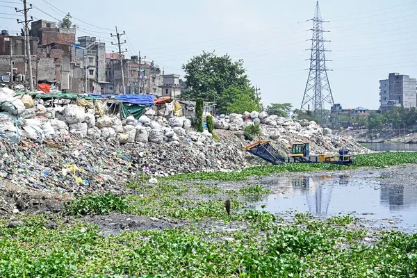 Plastik atıklar 23 Mart 2024 'te Dhaka, Bangladeş' teki kirlenmiş Buriganga Nehri 'nde görülür. Bangladeş 'in, sanayi ve insan atıklarının yaygın şekilde boşaltılması nedeniyle dünyadaki ilk 20 plastik kirletici arasında 10. sırada yer aldığı bildiriliyor..