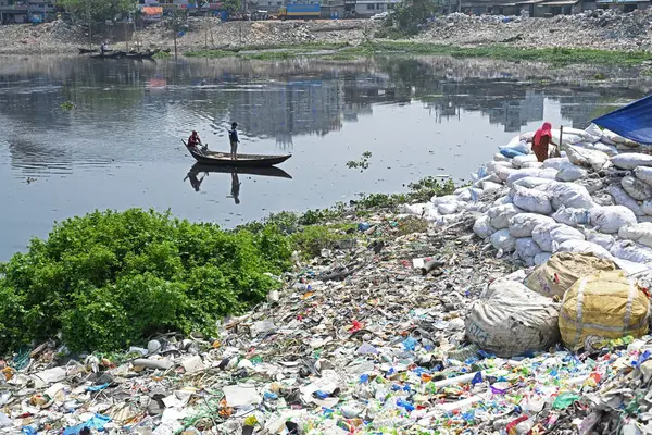 Plastik atıklar 23 Mart 2024 'te Dhaka, Bangladeş' teki kirlenmiş Buriganga Nehri 'nde görülür. Bangladeş 'in, sanayi ve insan atıklarının yaygın şekilde boşaltılması nedeniyle dünyadaki ilk 20 plastik kirletici arasında 10. sırada yer aldığı bildiriliyor..
