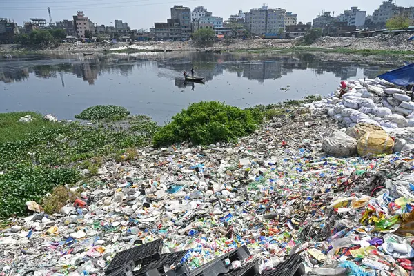 Plastik atıklar 23 Mart 2024 'te Dhaka, Bangladeş' teki kirlenmiş Buriganga Nehri 'nde görülür. Bangladeş 'in, sanayi ve insan atıklarının yaygın şekilde boşaltılması nedeniyle dünyadaki ilk 20 plastik kirletici arasında 10. sırada yer aldığı bildiriliyor..