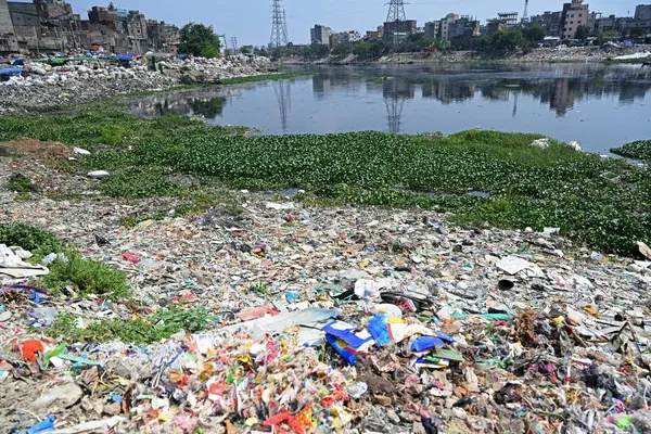 Plastik atıklar 23 Mart 2024 'te Dhaka, Bangladeş' teki kirlenmiş Buriganga Nehri 'nde görülür. Bangladeş 'in, sanayi ve insan atıklarının yaygın şekilde boşaltılması nedeniyle dünyadaki ilk 20 plastik kirletici arasında 10. sırada yer aldığı bildiriliyor..