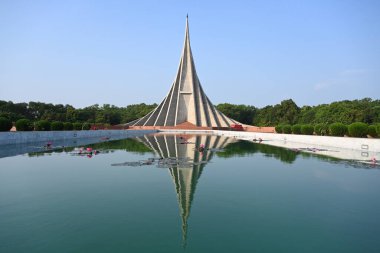 İnsanlar 26 Mart 2024 'te Bangladeş' in Dhaka kentindeki Bangladeş Bağımsızlık Günü 'nü kutlamak için Savar' daki Ulusal Anıt 'ta toplandılar..