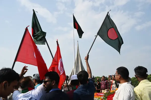 stock image People gather to pay their respect at the National Monument in Savar to celebrate Bangladesh Independence Day in Dhaka, Bangladesh, on March 26, 2024.
