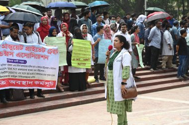 Lisansüstü Özel Stajyer Doktorlar Derneği, 28 Mart 202 tarihinde Bangladeş 'in başkenti Dhaka' daki Merkez Shaheed Minar 'da 50 bin Taka asgari harçlık talep ederken bir protesto mitingi düzenledi.