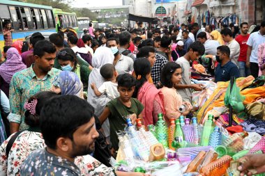 Bangladeşli Müslümanlar, 29 Mart 2024 'te Bangladeş' in Dhaka kentindeki kutsal Ramazan ayında, Kurban Bayramı öncesinde New Market 'te alışveriş yapmakla meşguller.