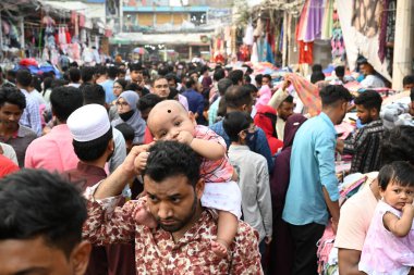 Bangladeşli Müslümanlar, 29 Mart 2024 'te Bangladeş' in Dhaka kentindeki kutsal Ramazan ayında, Kurban Bayramı öncesinde New Market 'te alışveriş yapmakla meşguller.