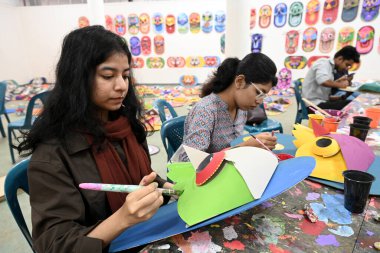 Dhaka Üniversitesi Güzel Sanatlar Fakültesi öğrencisi 30 Mart 2024 'te Bangladeş' in Dhaka kentinde yapılacak Bengali Yeni Yılı 'nı renklendirmek için maske boyuyor. Pahela Baishakh (Bangla ayının ilk günü) geri döndürülebilir 