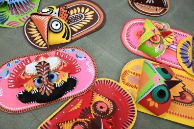 Dhaka Üniversitesi Güzel Sanatlar Fakültesi öğrencisi 30 Mart 2024 'te Bangladeş' in Dhaka kentinde yapılacak olan Bengali Yeni Yılı 'nı renkli bir şekilde kutlamak için maskeler boyadı. Pahela Baishakh (Bangla ayının ilk günü) foll olabilir