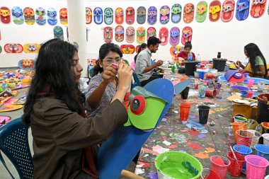 Dhaka Üniversitesi Güzel Sanatlar Fakültesi öğrencisi 30 Mart 2024 'te Bangladeş' in Dhaka kentinde yapılacak Bengali Yeni Yılı 'nı renklendirmek için maske boyuyor. Pahela Baishakh (Bangla ayının ilk günü) geri döndürülebilir 