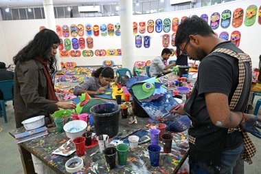 Dhaka Üniversitesi Güzel Sanatlar Fakültesi öğrencisi 30 Mart 2024 'te Bangladeş' in Dhaka kentinde yapılacak Bengali Yeni Yılı 'nı renklendirmek için maske boyuyor. Pahela Baishakh (Bangla ayının ilk günü) geri döndürülebilir 