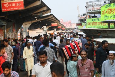 Yolcular, Bangladeş 'in başkenti Dhaka' daki Sadarghat Fırlatma Terminali 'ndeki bayram bayramını kutlamak üzere 4 Nisan 2024' te başkentteki köylerine dönmek üzere feribot terminalinde toplanıyorlar..