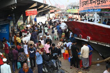 Yolcular, Bangladeş 'in başkenti Dhaka' daki Sadarghat Fırlatma Terminali 'ndeki bayram bayramını kutlamak üzere 4 Nisan 2024' te başkentteki köylerine dönmek üzere feribot terminalinde toplanıyorlar..